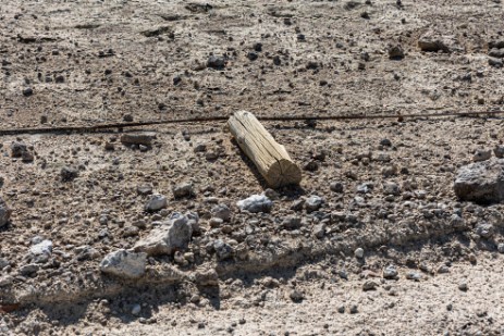 Absperrseil am Boden neben Piste bei Etoscha Lookout