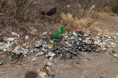 Müll auf Rastplatz in Namibia
