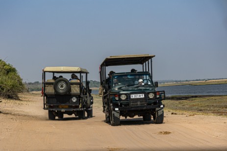 Game-Drive-Fahrzeuge im Chobe Nationalpark