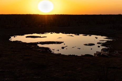 Sonnenuntergang am Wasserloch des Halali Camp im Etoscha Nationalpark