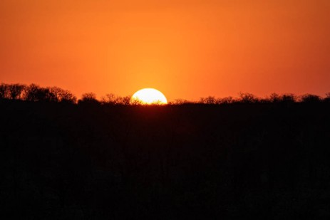 Sonnenuntergang am Wasserloch des Halali Camp im Etoscha Nationalpark